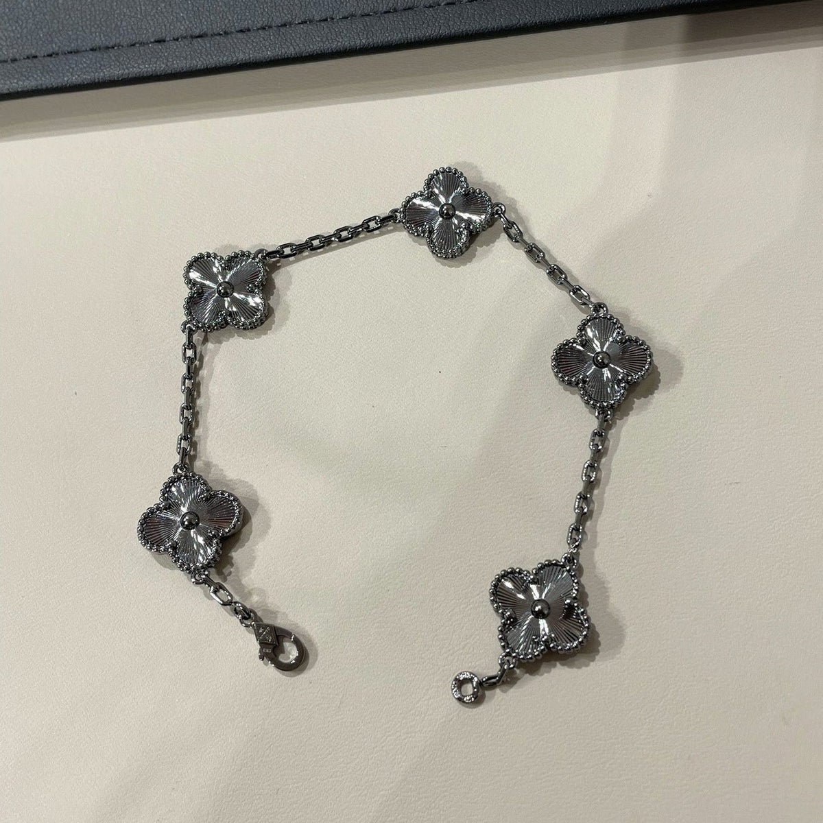 [⭐Renara]CLOVER 5 MOTIF BLACK BRACELET