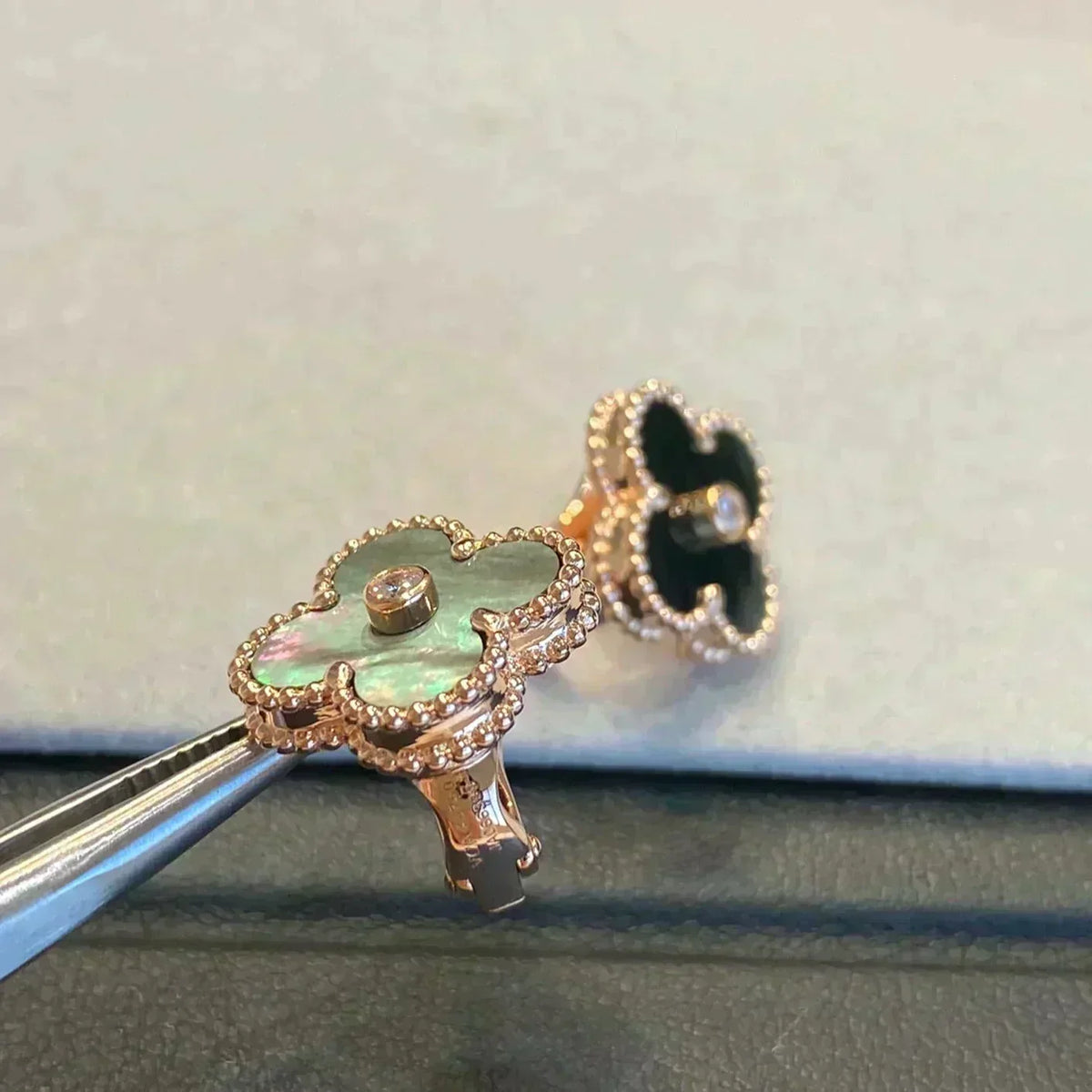 [⭐Renara]CLOVER MEDIUM 1 MOTIFS GRAY MOP  DIAMOND EARRINGS