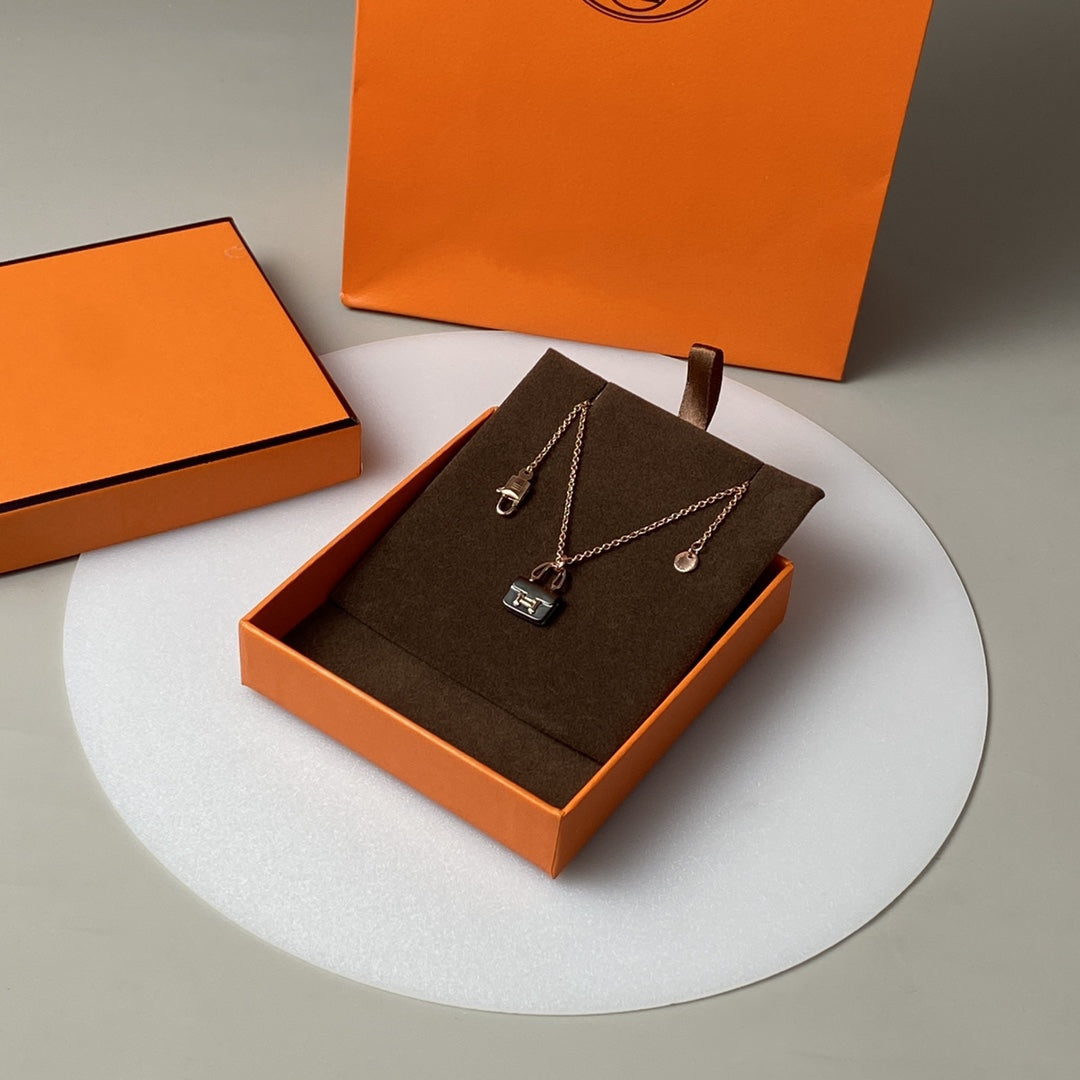 [⭐Renara]CONSTANCE BLACK PEDANT PINK GOLD NECKLACE