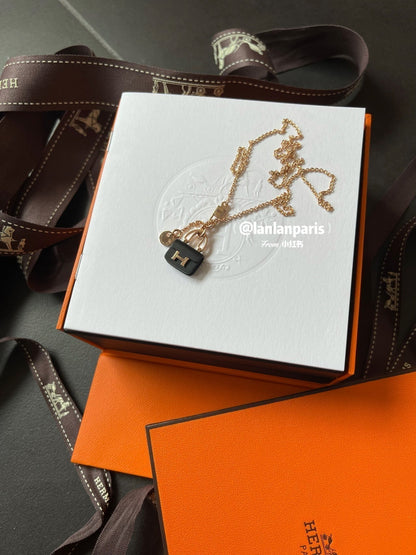 [⭐Renara]CONSTANCE BLACK PEDANT PINK GOLD NECKLACE