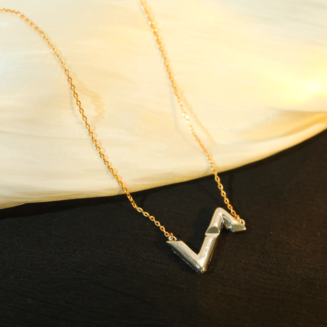 [⭐Renara]VOLT SILVER DIAMOND PEDANT NECKLACE