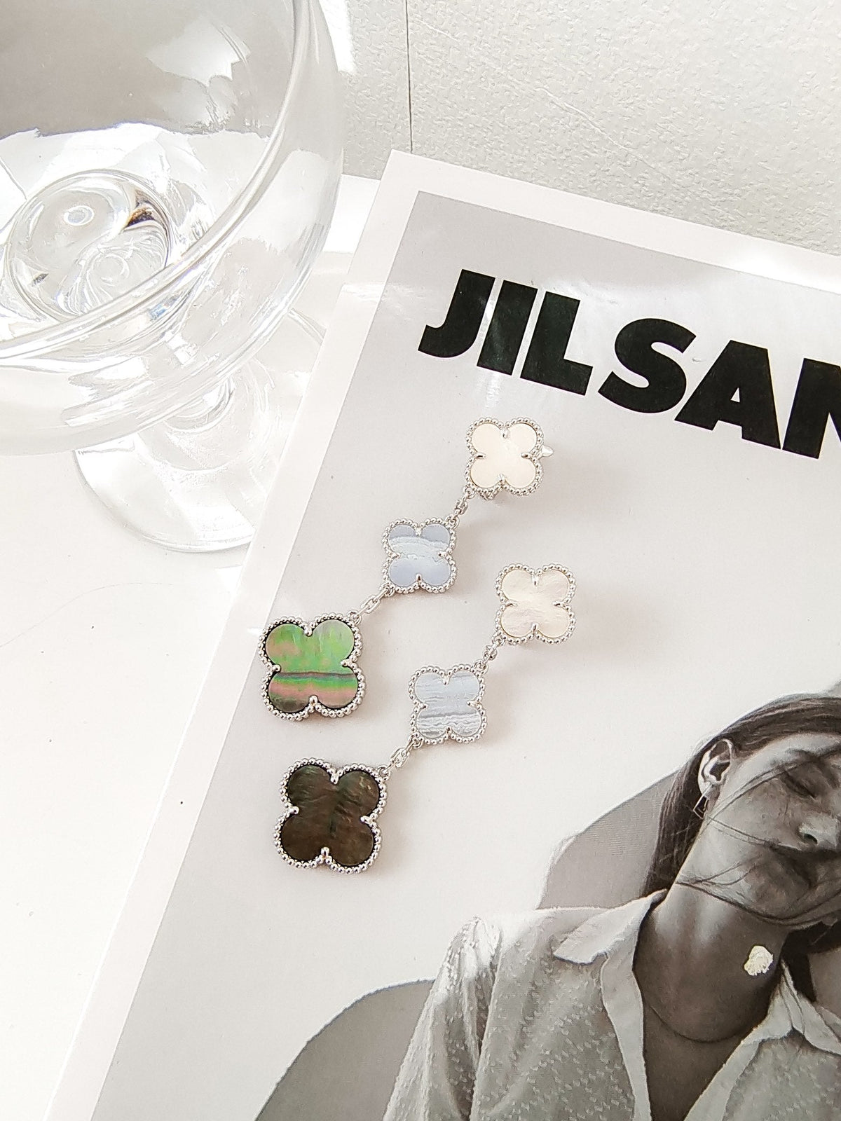[⭐Renara]CLOVER 3 MOTIFS CHALCEDONY DARK MOP SILVER EARRINGS