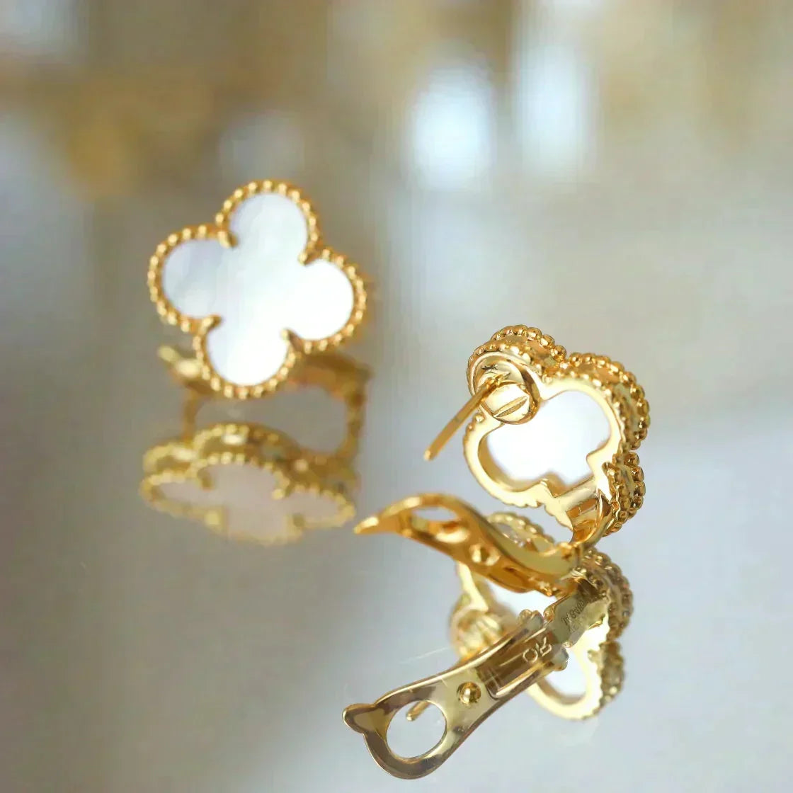 [⭐Renara]CLOVER MEDIUM 1 MOTIFS  WHITE MOP STUD EARRINGS