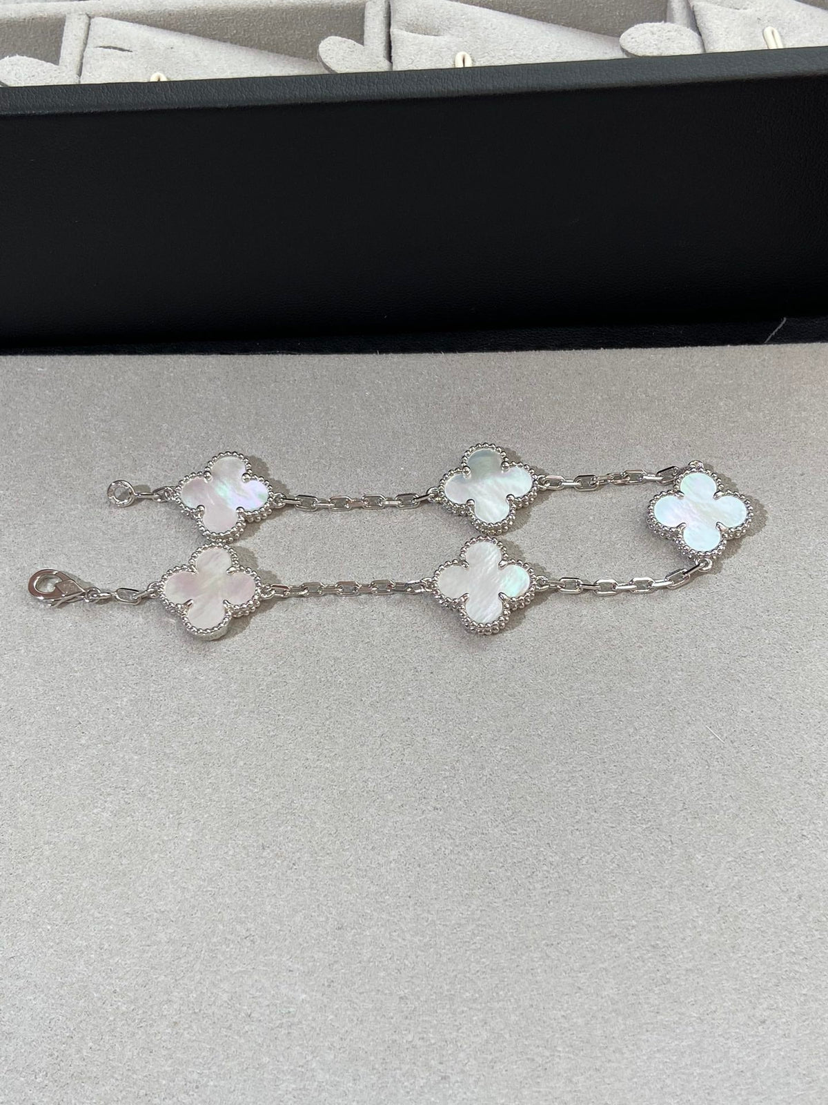 [⭐Renara]CLOVER WHITE PEARL MOP 5 MOTIF BRACELET COLLECTION