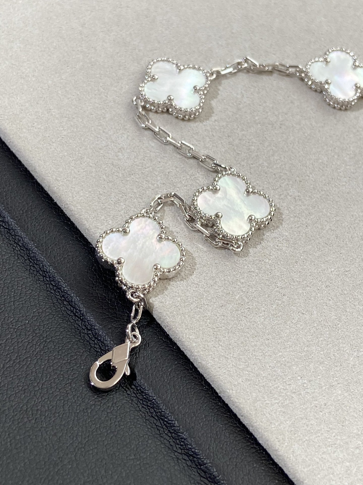 [⭐Renara]CLOVER WHITE PEARL MOP 5 MOTIF BRACELET COLLECTION