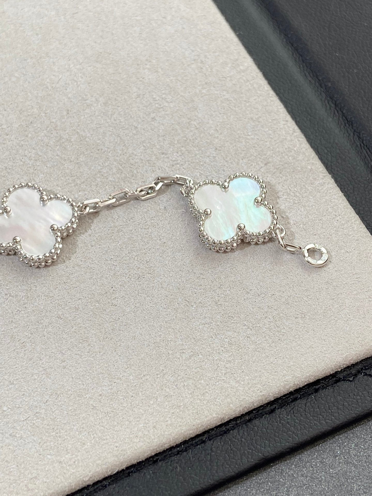 [⭐Renara]CLOVER WHITE PEARL MOP 5 MOTIF BRACELET COLLECTION