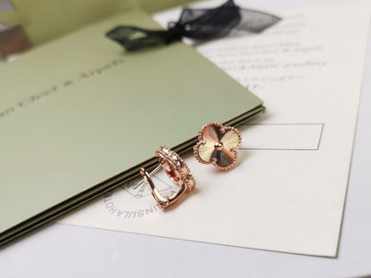 [⭐Renara]CLOVER MEDIUM STUD EARRINGS