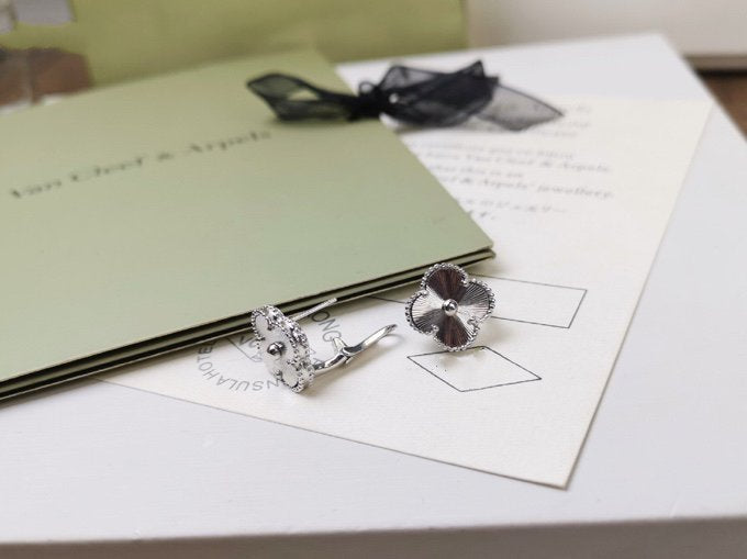 [⭐Renara]CLOVER MEDIUM STUD EARRINGS