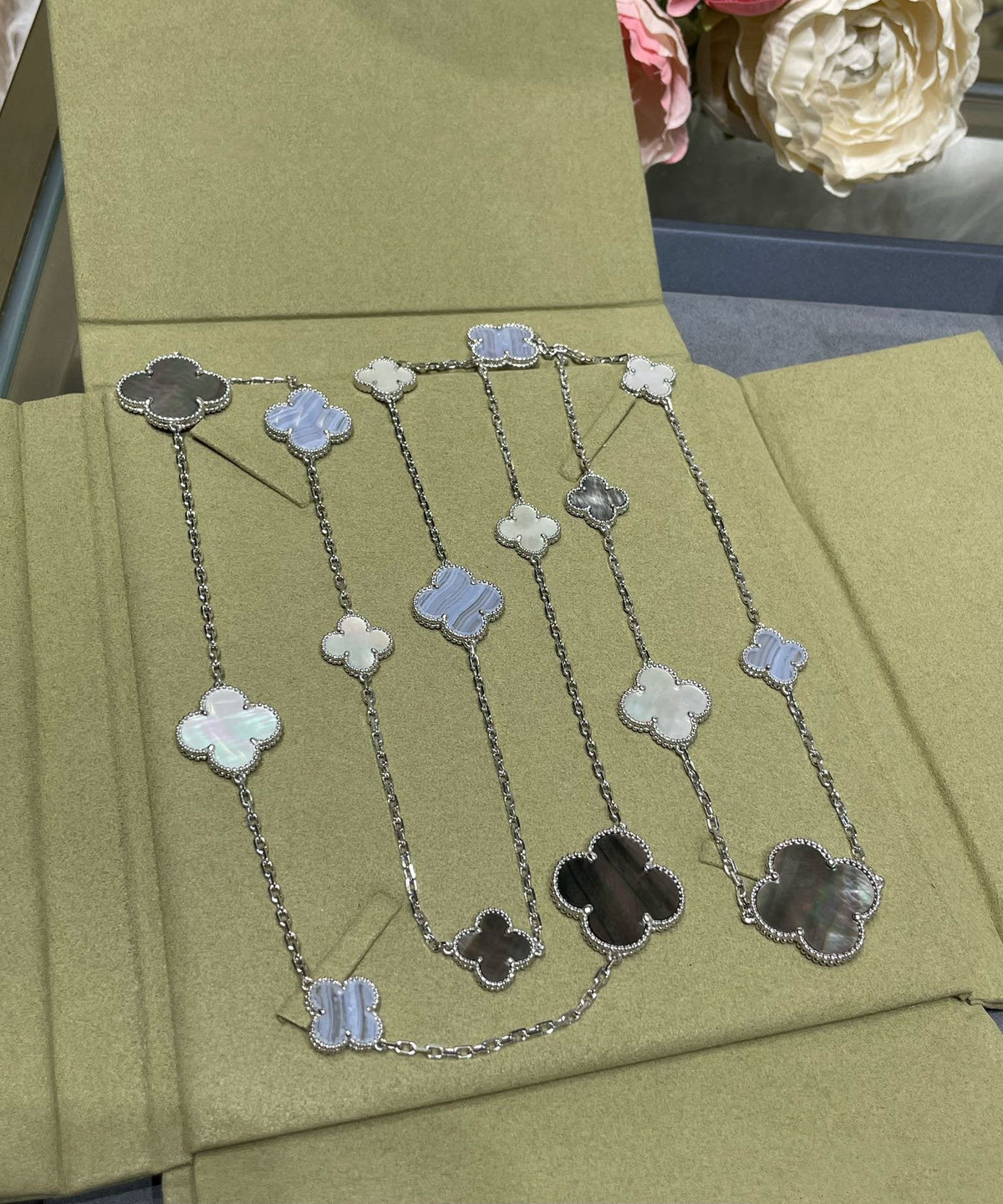 [⭐Renara]CLOVER 16 MOTIF CHALCEDONY MOP SILVER NECKLACE