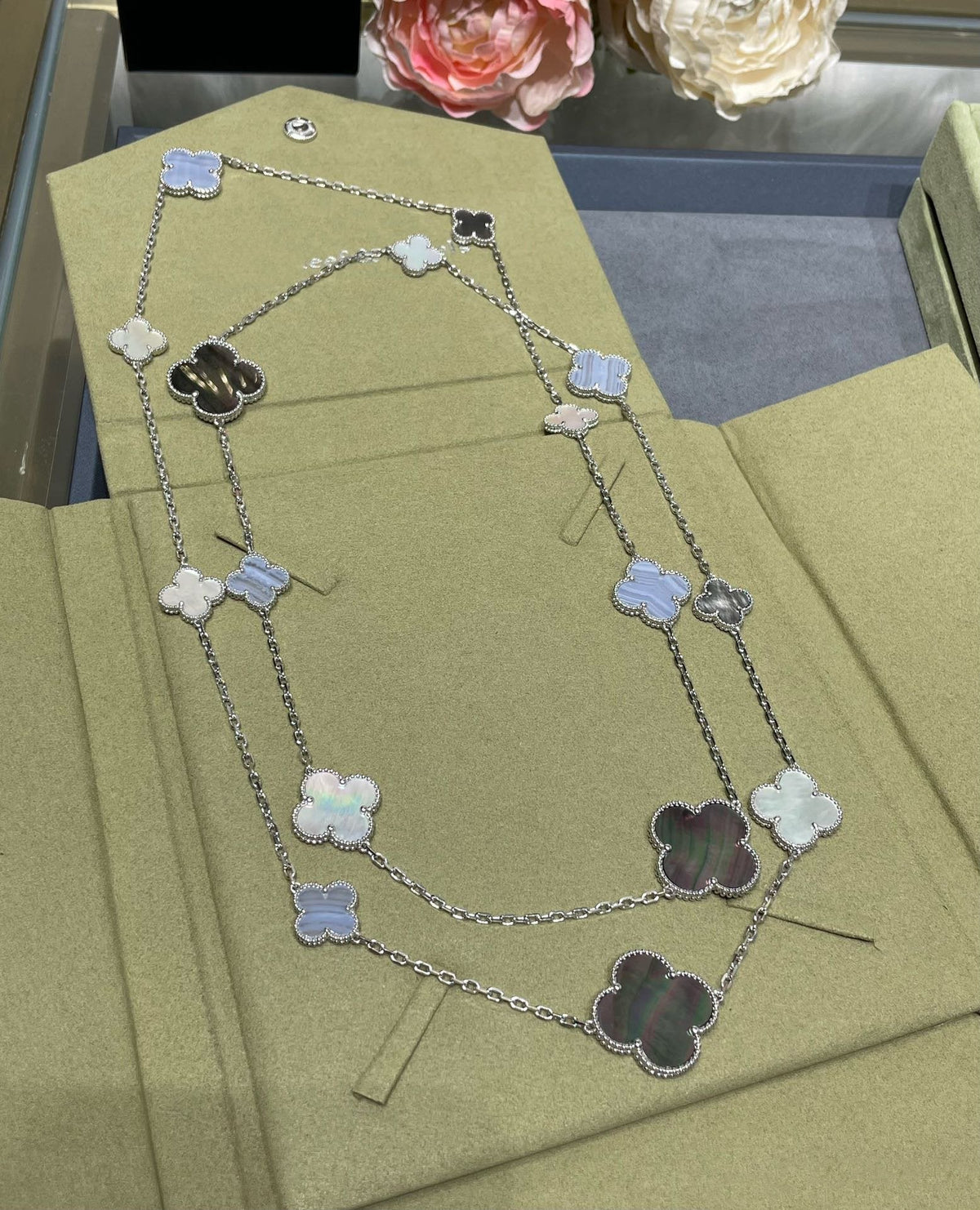 [⭐Renara]CLOVER 16 MOTIF CHALCEDONY MOP SILVER NECKLACE