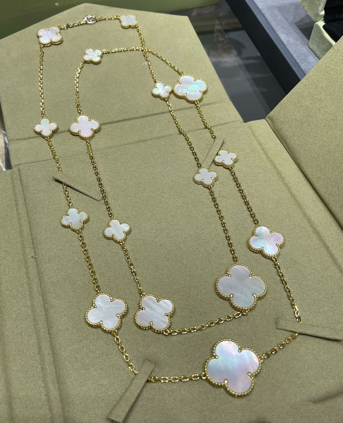 [⭐Renara]CLOVER 16 MOTIF WHITE MOP GOLD NECKLACE