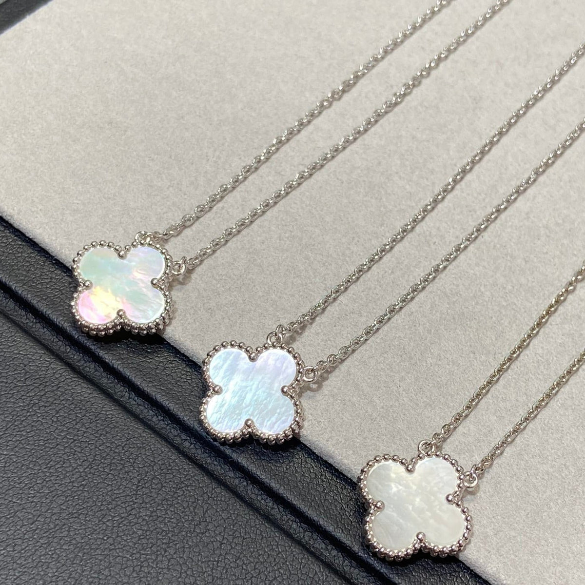 [⭐Renara]CLOVER MEDIUM SILVER WHITE MOP NECKLACE