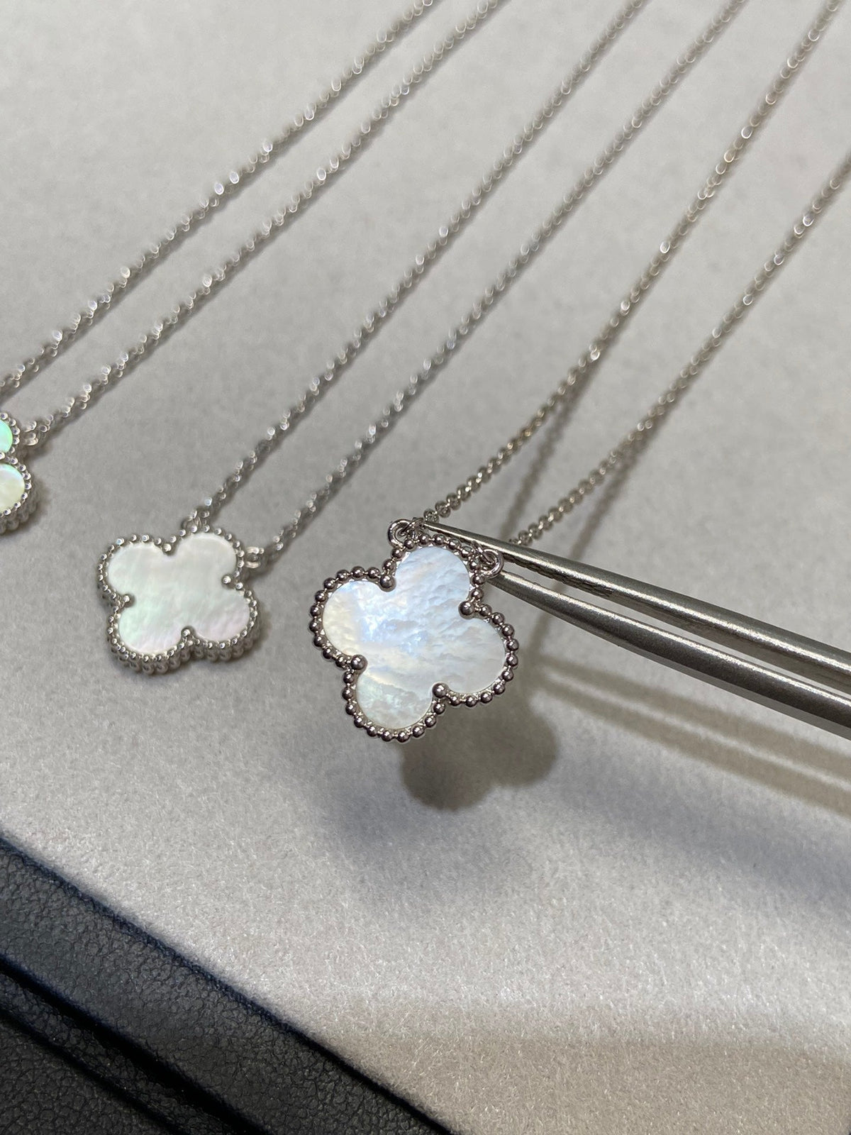 [⭐Renara]CLOVER MEDIUM SILVER WHITE MOP NECKLACE