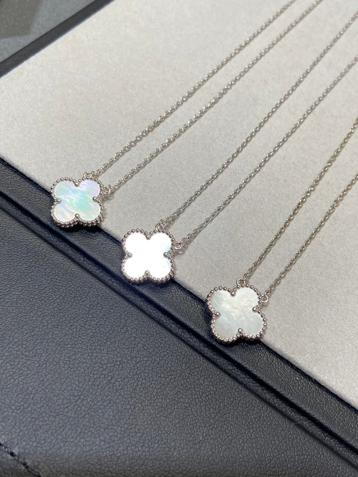 [⭐Renara]CLOVER MEDIUM SILVER WHITE MOP NECKLACE
