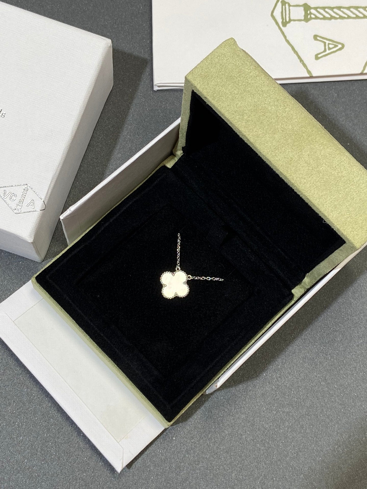 [⭐Renara]CLOVER MEDIUM SILVER WHITE MOP NECKLACE