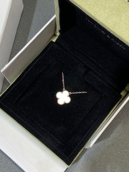 [⭐Renara]CLOVER MEDIUM SILVER WHITE MOP NECKLACE