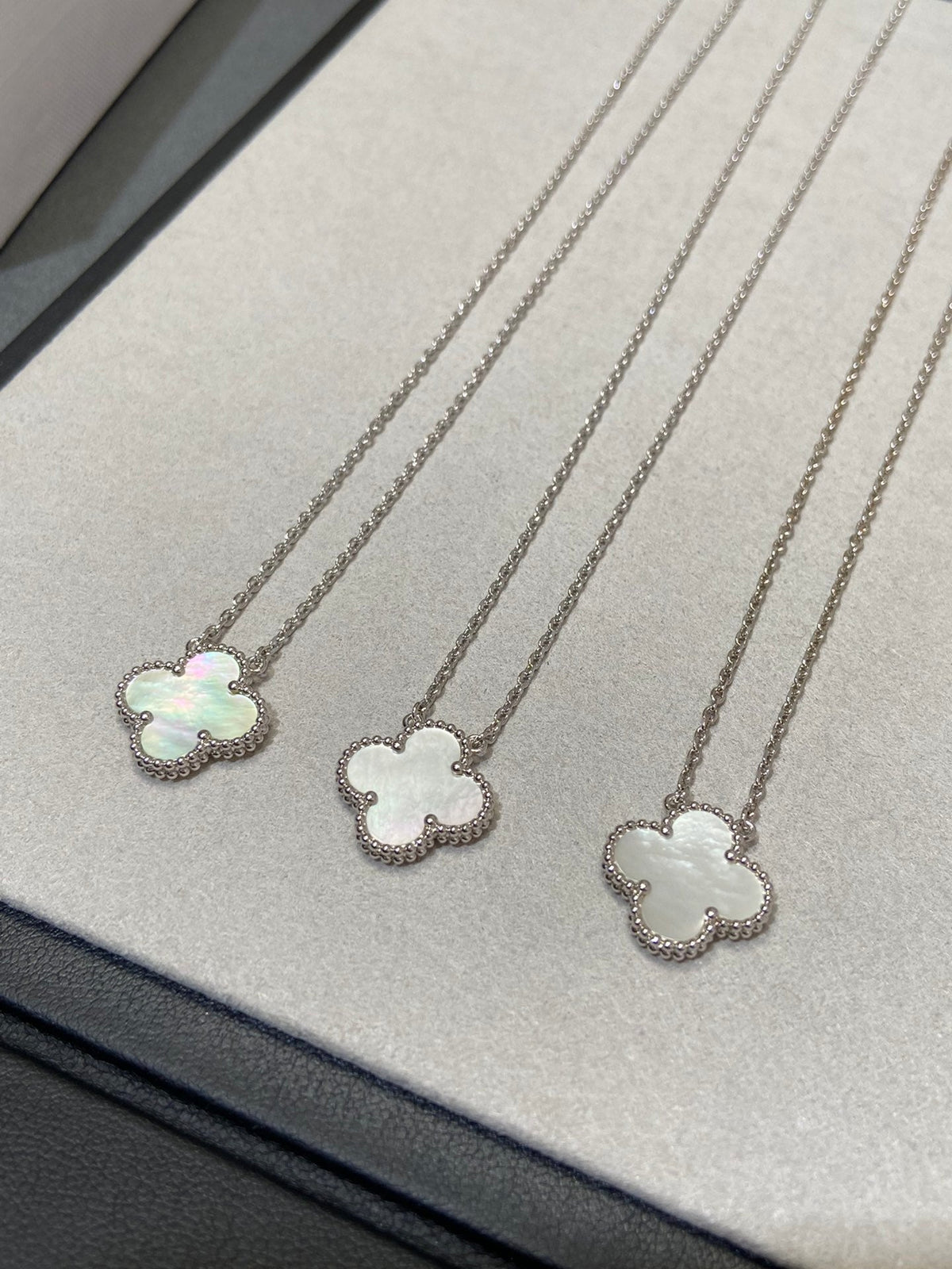 [⭐Renara]CLOVER MEDIUM SILVER WHITE MOP NECKLACE