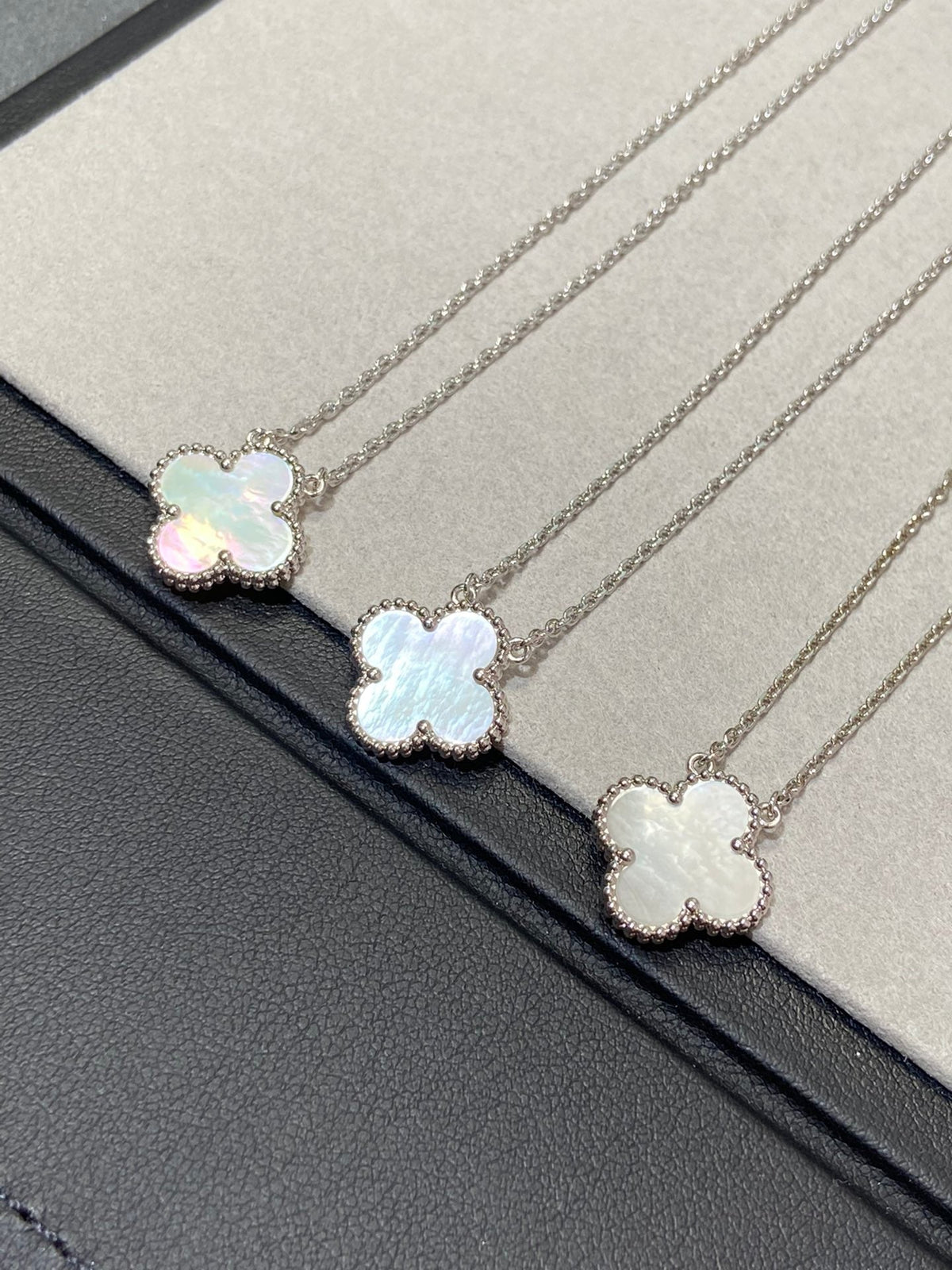[⭐Renara]CLOVER MEDIUM SILVER WHITE MOP NECKLACE