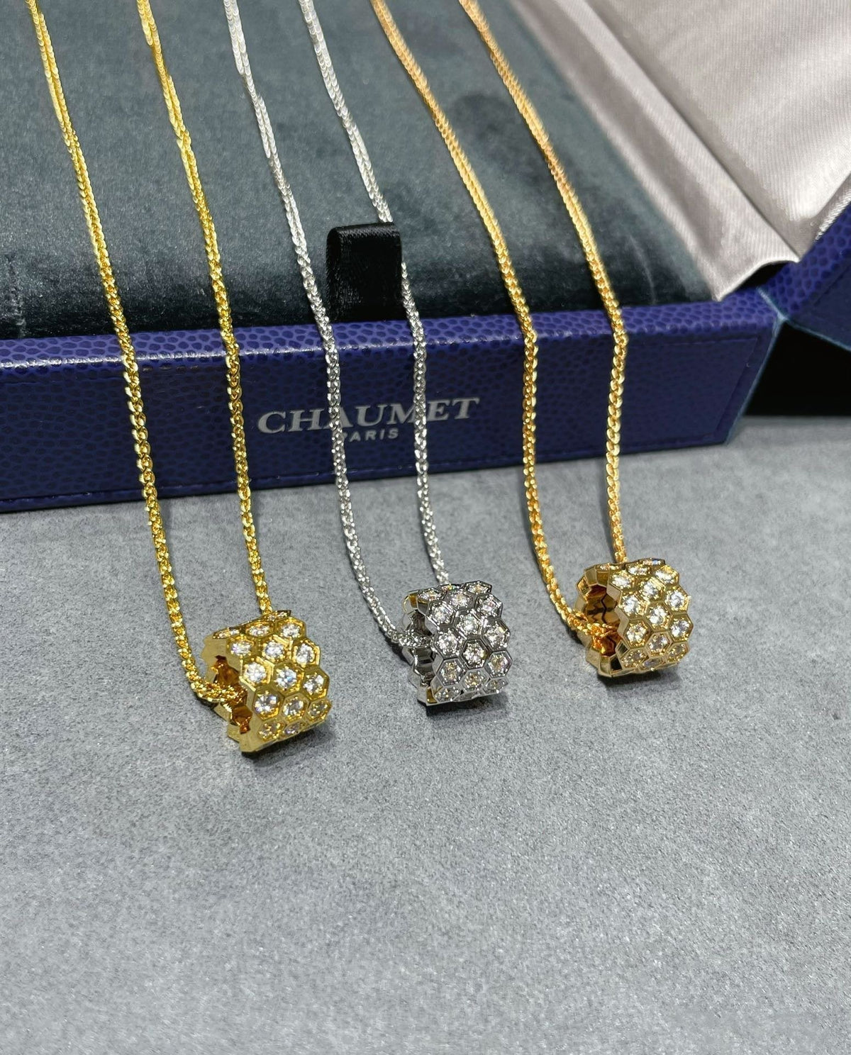 [⭐Renara]BEE LOVE DIAMOND PAVED 3 ROW NECKLACE