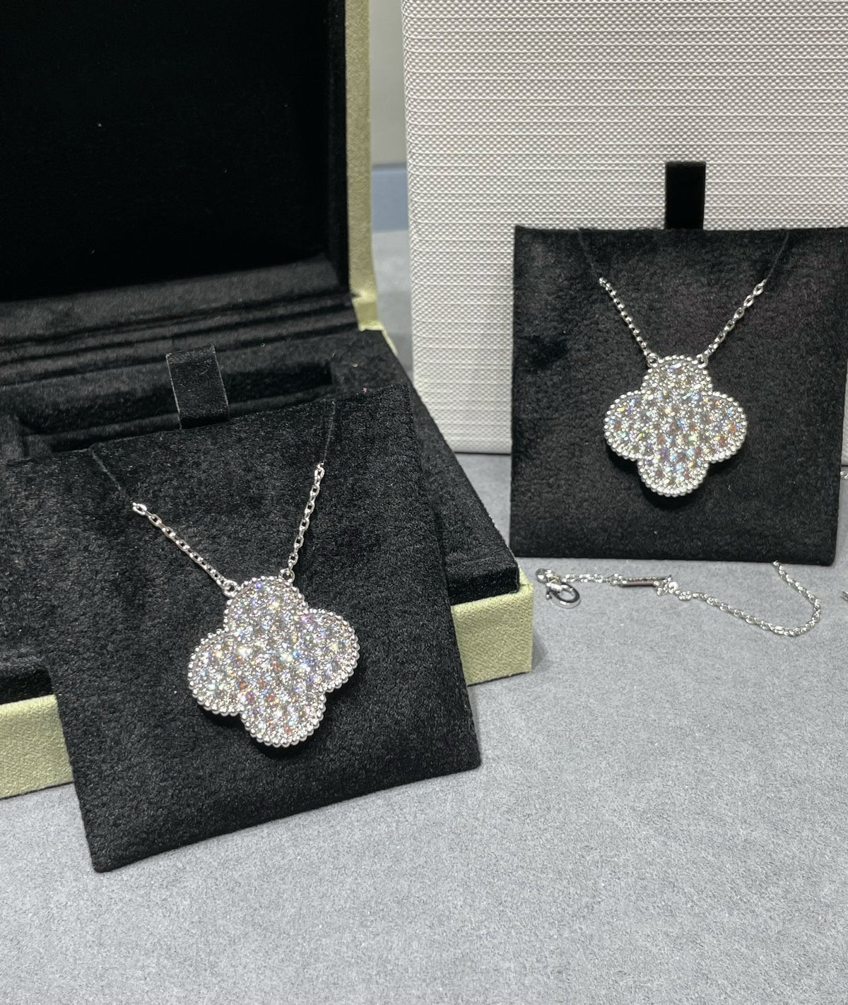 [⭐Renara]CLOVER 25MM LARGE PENDANT DIAMOND PAVED SILVER NECKLACE