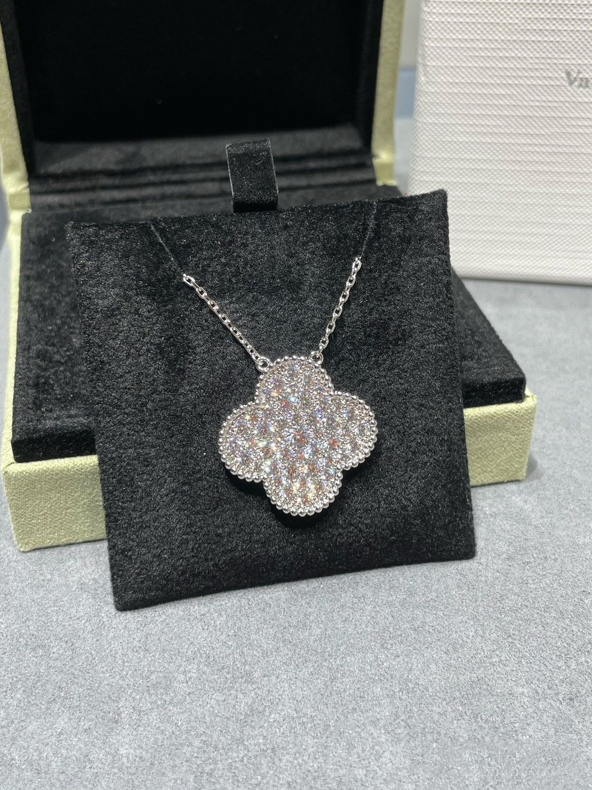 [⭐Renara]CLOVER 25MM LARGE PENDANT DIAMOND PAVED SILVER NECKLACE