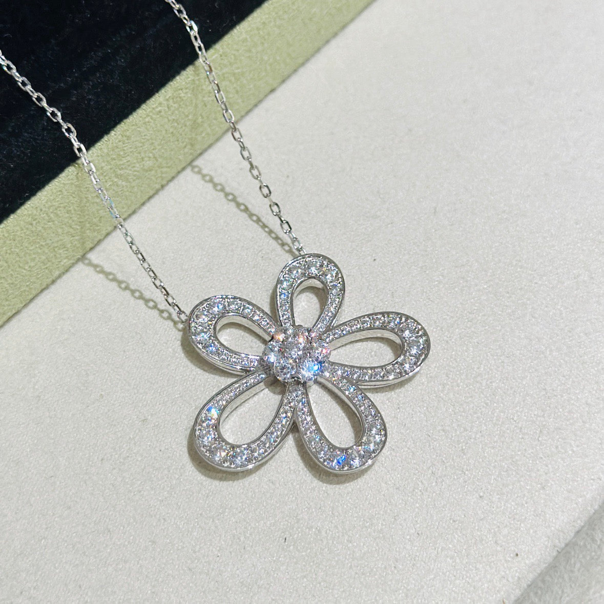 [⭐Renara]FLOWERLACE NECKLACE FULL DIAMONDS