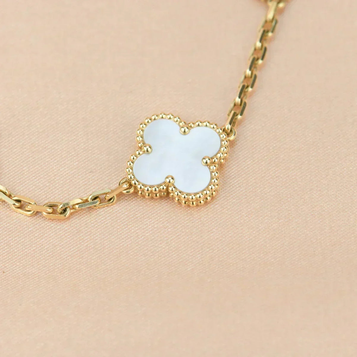 [⭐Renara]CLOVER WHITE PEARL MOP 5 MOTIF BRACELET COLLECTION