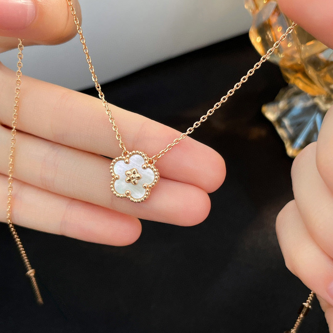 [⭐Renara]LUCKY  WHITE MOP  PLUM BLOSSOM NECKLACE