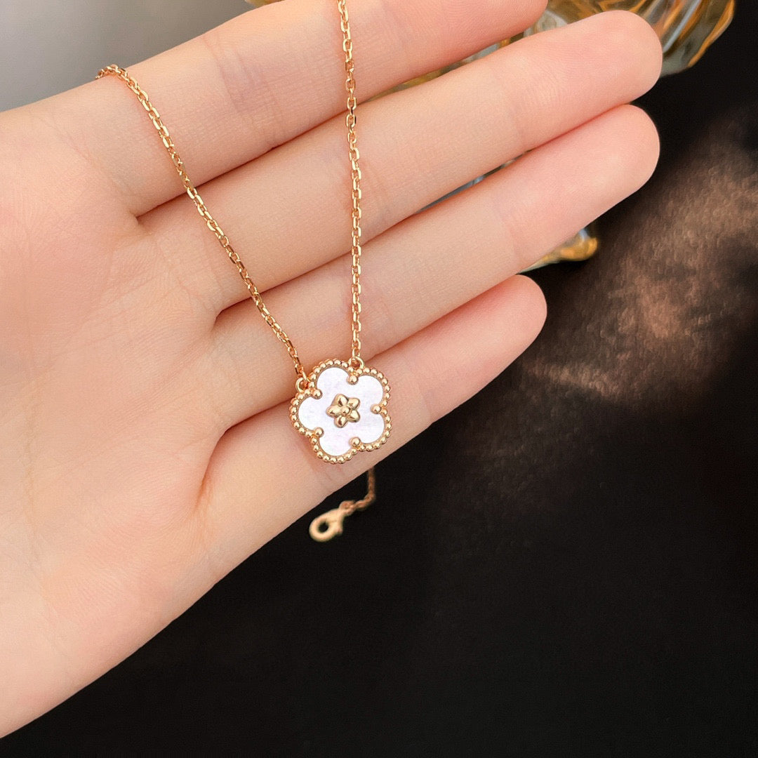 [⭐Renara]LUCKY  WHITE MOP  PLUM BLOSSOM NECKLACE