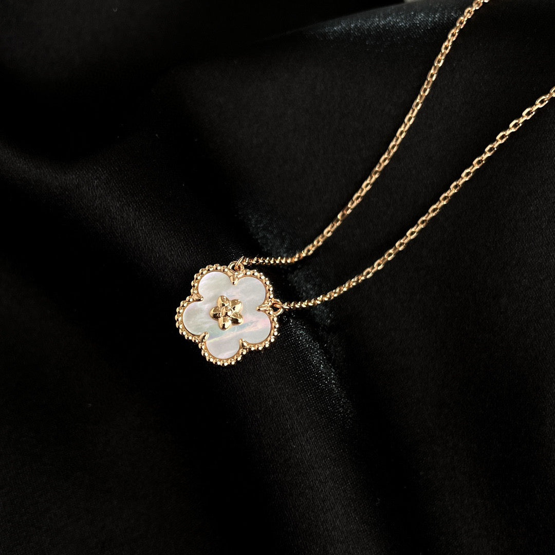 [⭐Renara]LUCKY  WHITE MOP  PLUM BLOSSOM NECKLACE