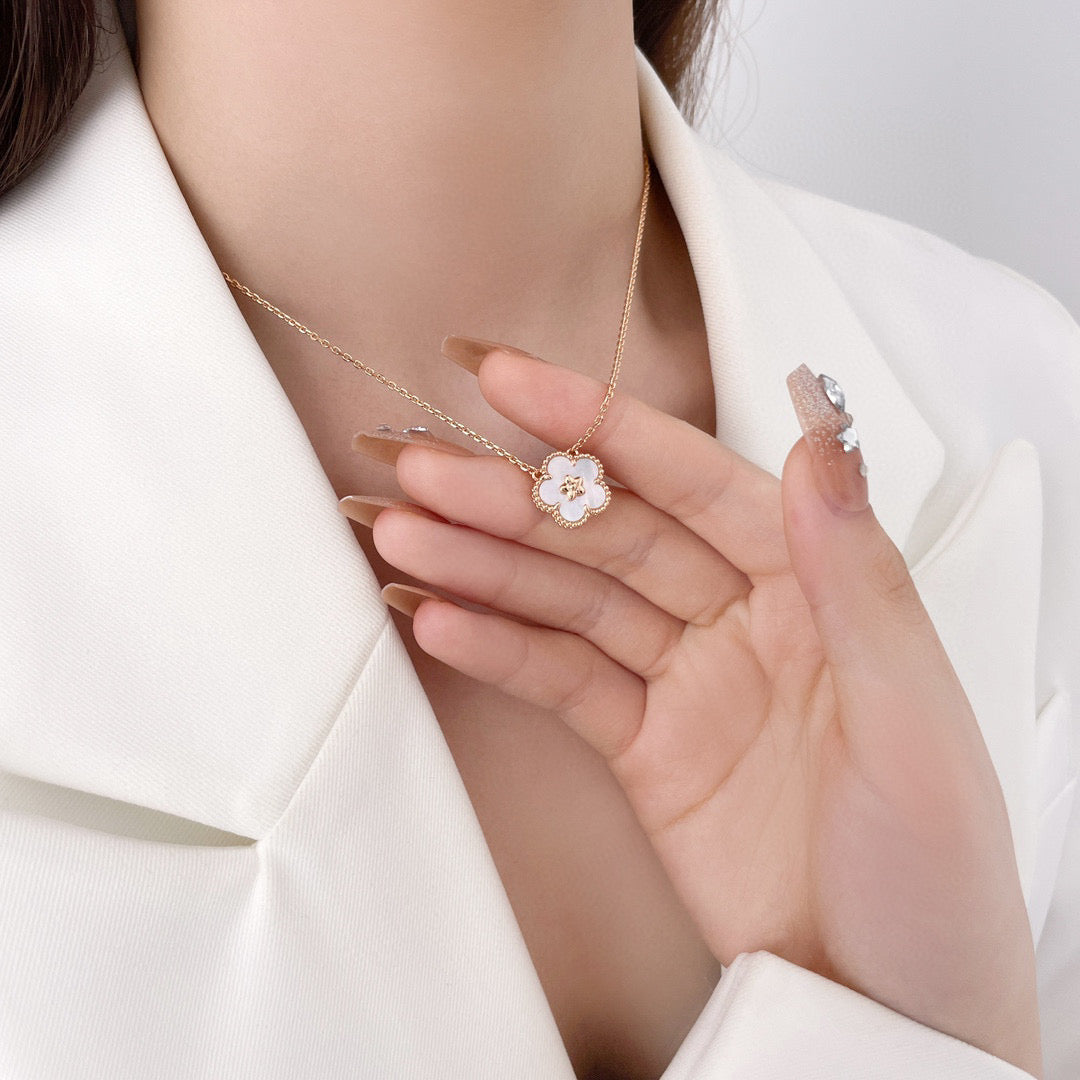 [⭐Renara]LUCKY  WHITE MOP  PLUM BLOSSOM NECKLACE