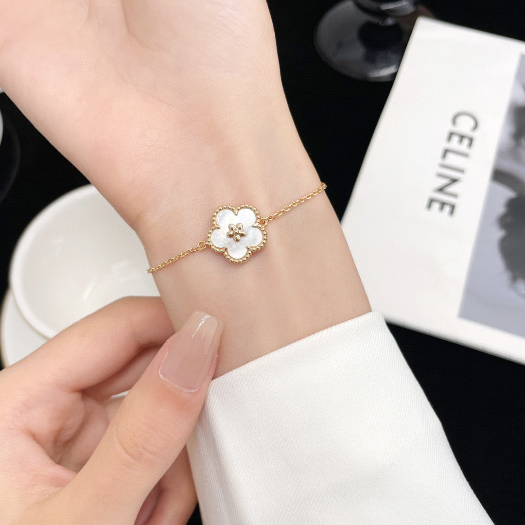 [⭐Renara]LUCKY WHITE MOP PLUM BLOSSOM  BRACELET