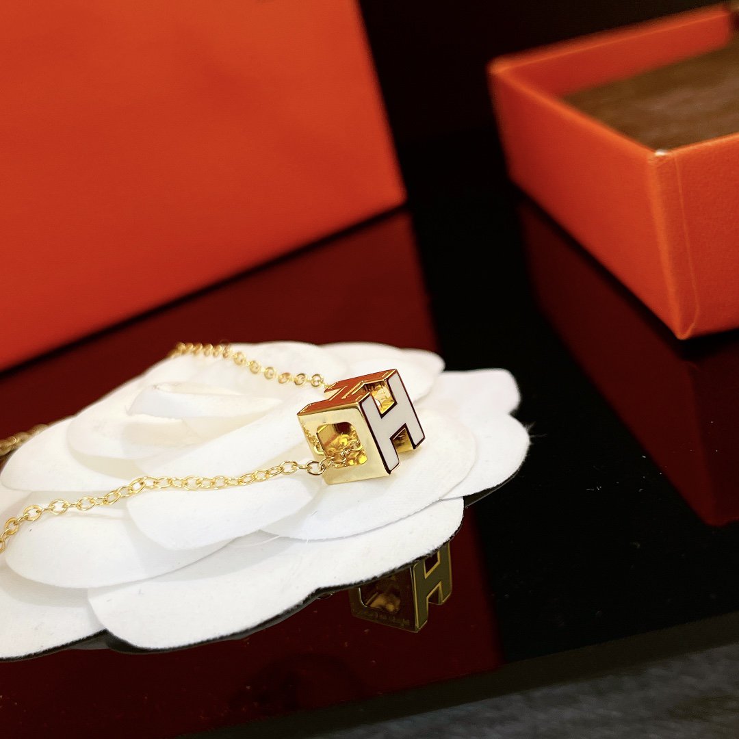 [⭐Renara]H WHITE SQUARE GOLD NECKLACE