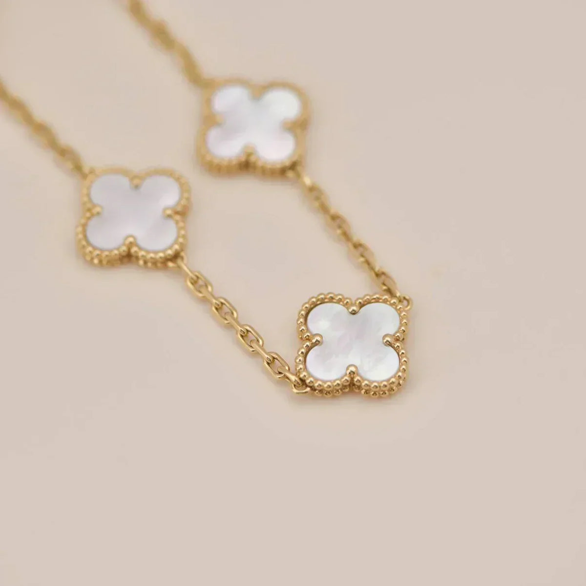 [⭐Renara]CLOVER WHITE PEARL MOP 5 MOTIF BRACELET COLLECTION