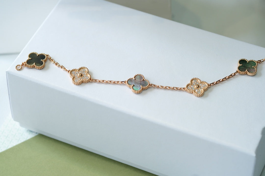 [⭐Renara] CLOVER 5 MOTIF GRAY MOP BRACELET COLLECTION