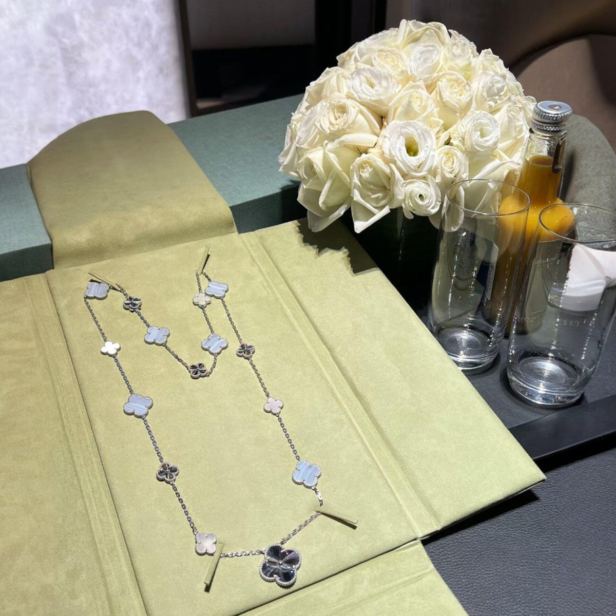 [⭐Renara]DETACHABLE CLOVER 15(11+4) FLOWER SILVER NECKLACE SET